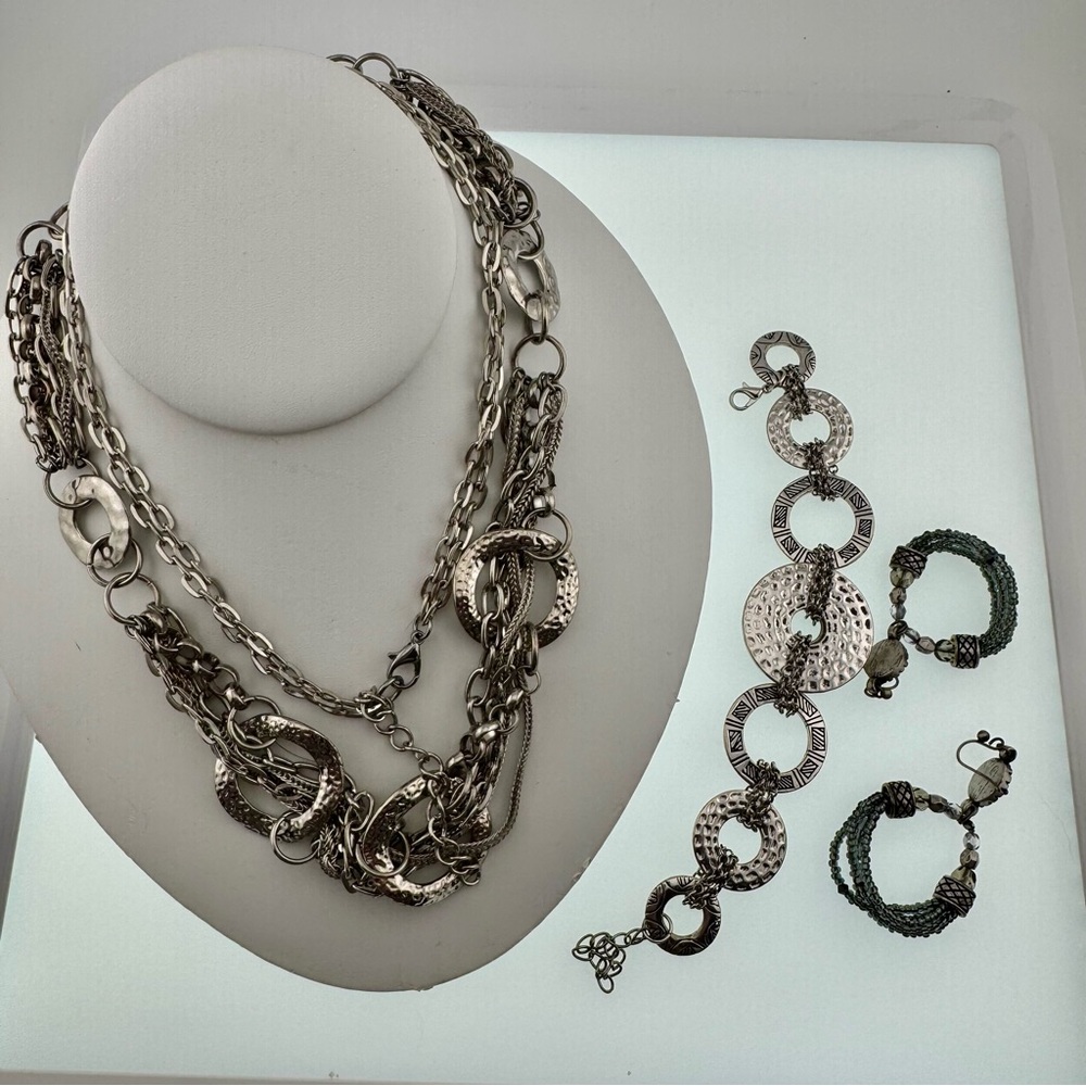 Elegant Bright Silver Tone Jewelry Set Like New